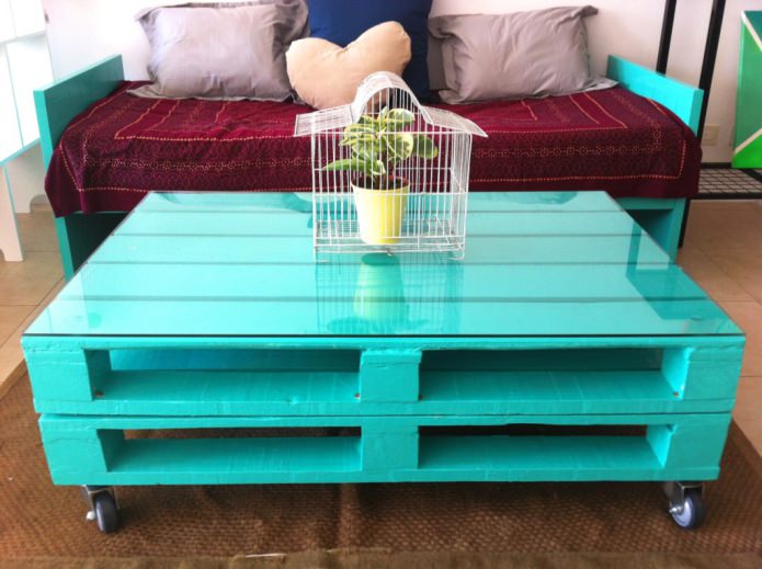 table faite de deux palettes