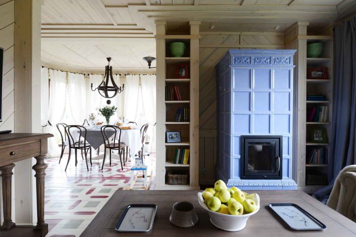 poêle dans un intérieur de maison de campagne