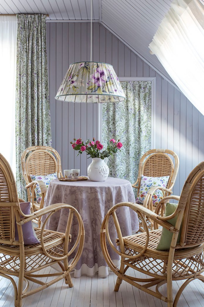 Boiseries lilas sur les murs
