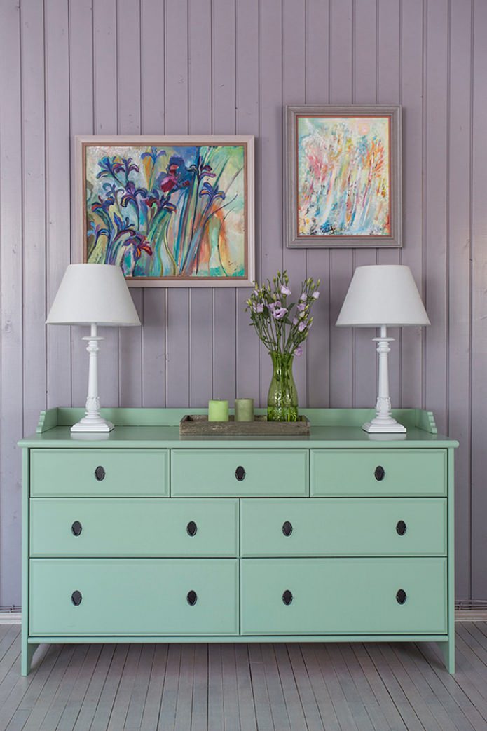 Boiseries lilas à l'intérieur
