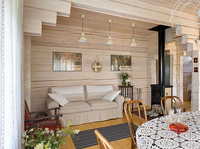 poêle dans un intérieur de maison de campagne