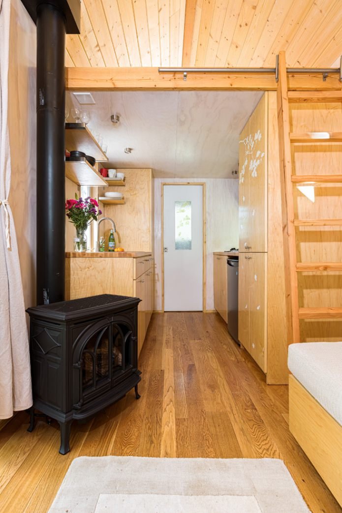 Cuisinière dans un chalet de classe économique
