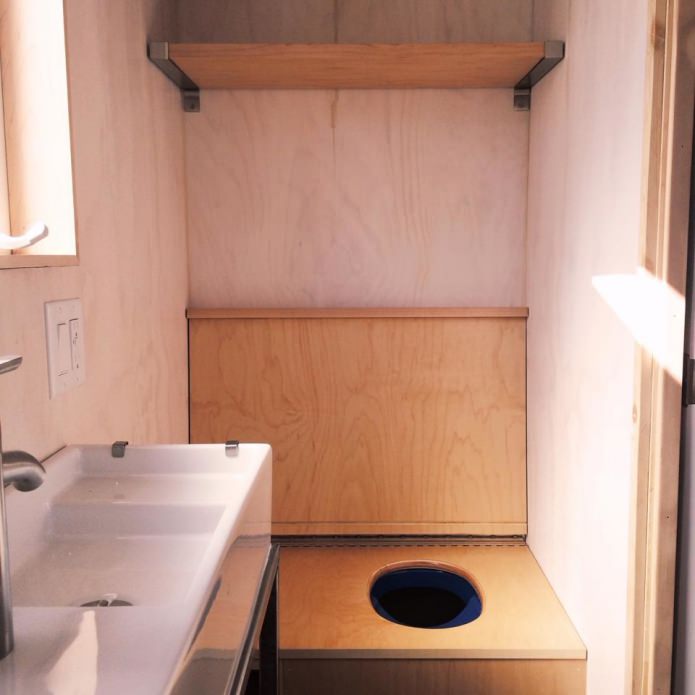 Toilettes dans un chalet de classe économique