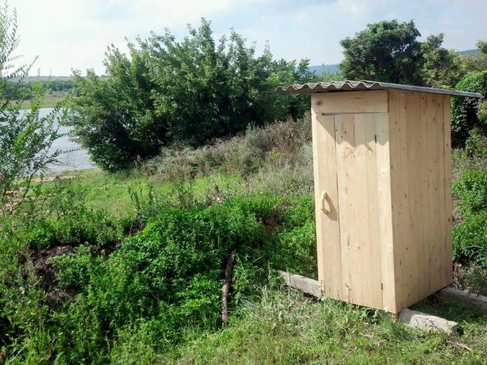 toilettes en bois à la campagne