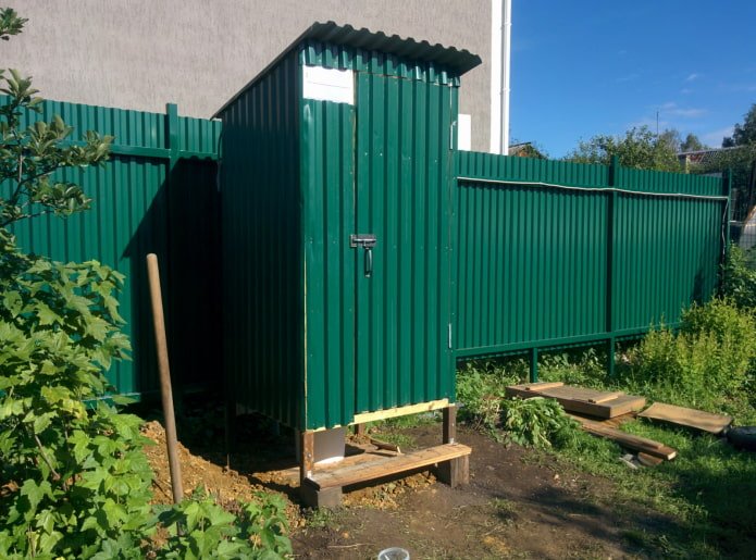 toilettes en tôle ondulée verte