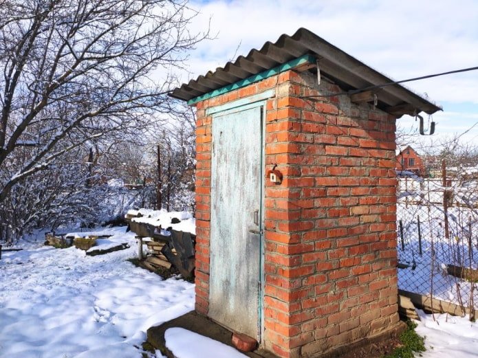 toilettes en briques en hiver
