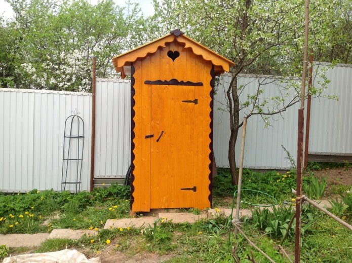 maison de toilettes avec éléments sculptés