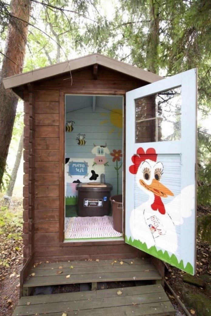 dessins à l'intérieur des toilettes de campagne