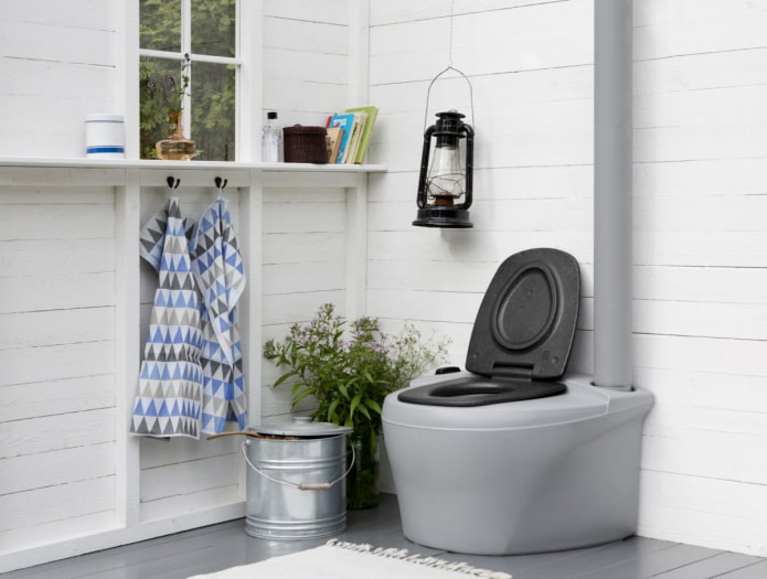 toilettes de campagne confortables à l'intérieur