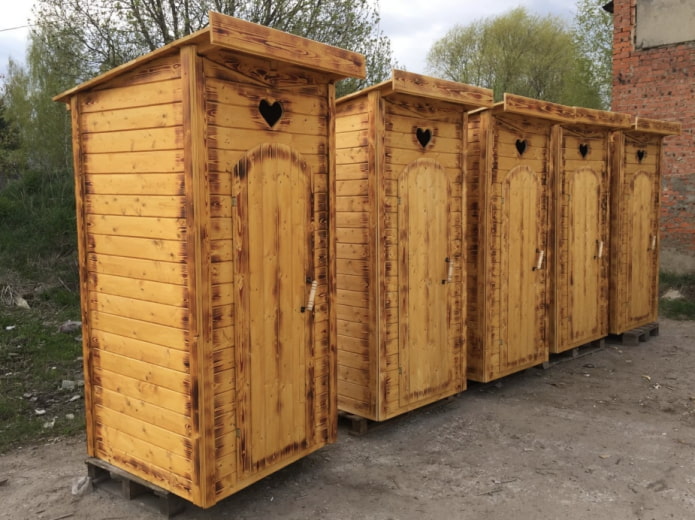 cabines de toilettes en bois