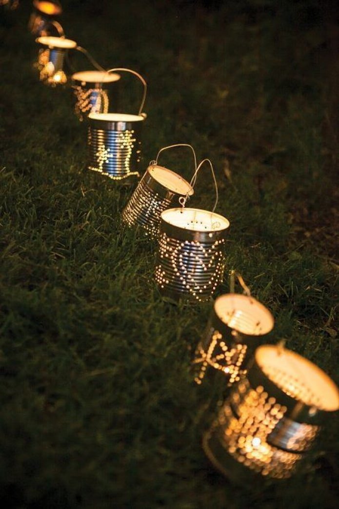 Bougeoirs sur l'herbe