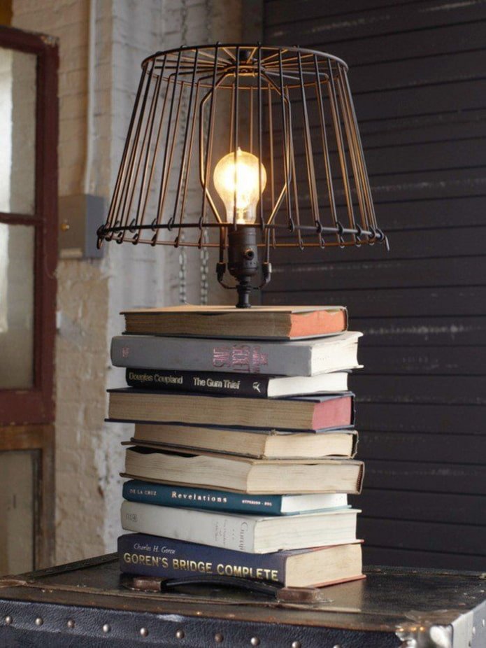 Lampe faite de livres