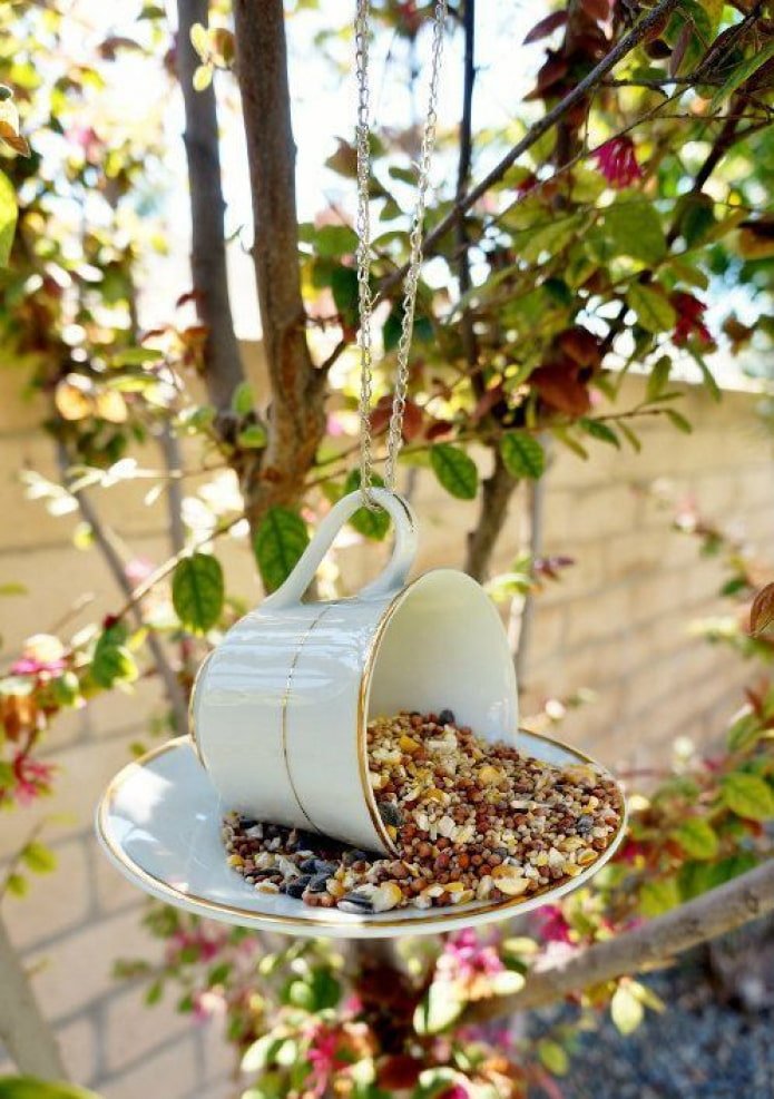 Tasse et soucoupe sur un arbre