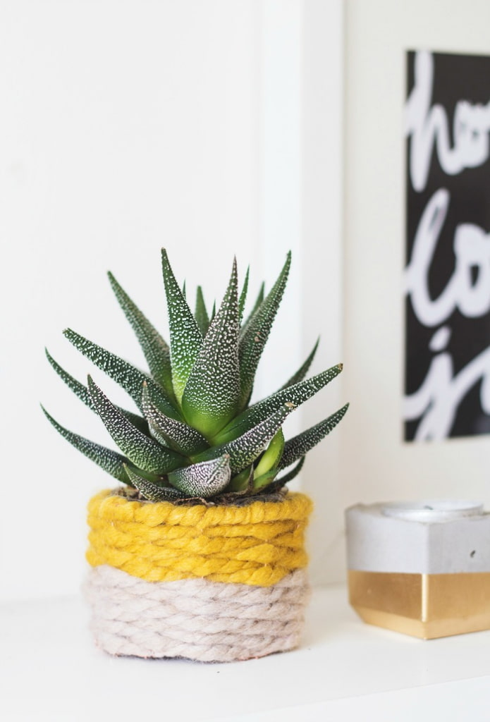 pot décoré de fils