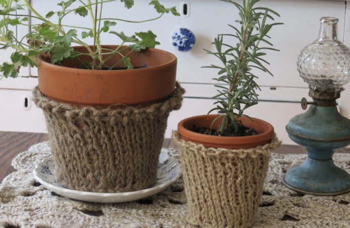 pot en décor tricoté