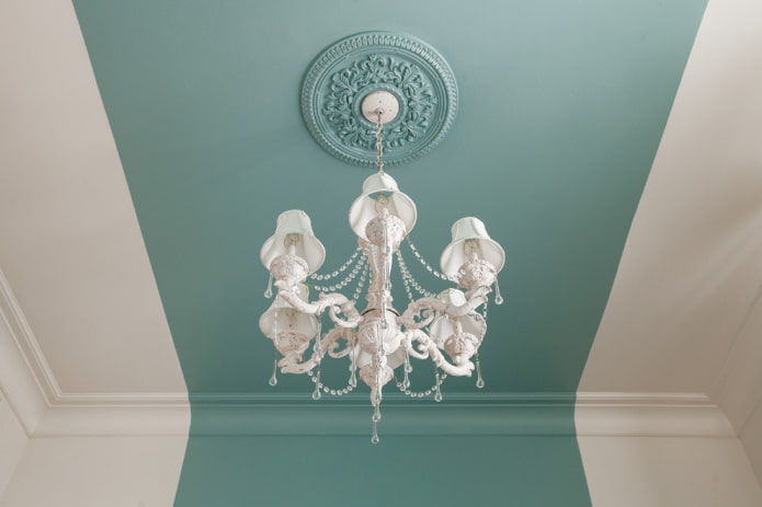 Rosette au-dessus du lustre