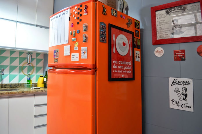 Réfrigérateur orange vif