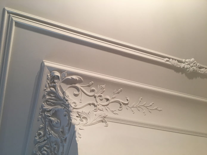 moulure en stuc au plafond