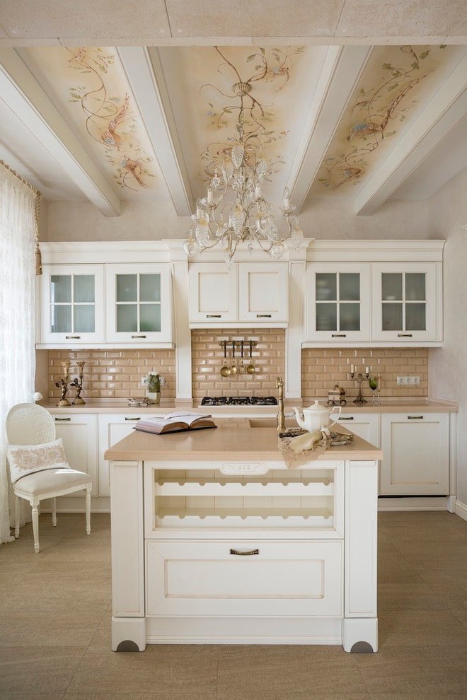 plafond dans l'intérieur de la cuisine