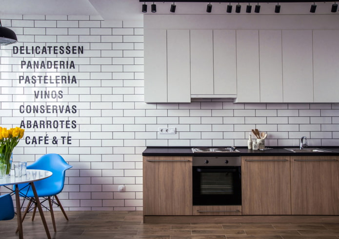 inscriptions sur le mur dans l'intérieur de la cuisine
