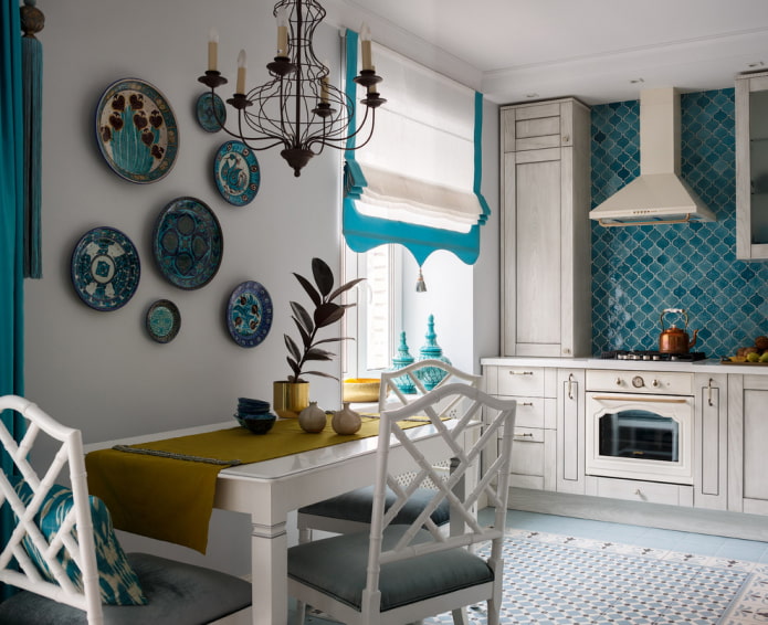 Assiettes et soucoupes murales dans la cuisine