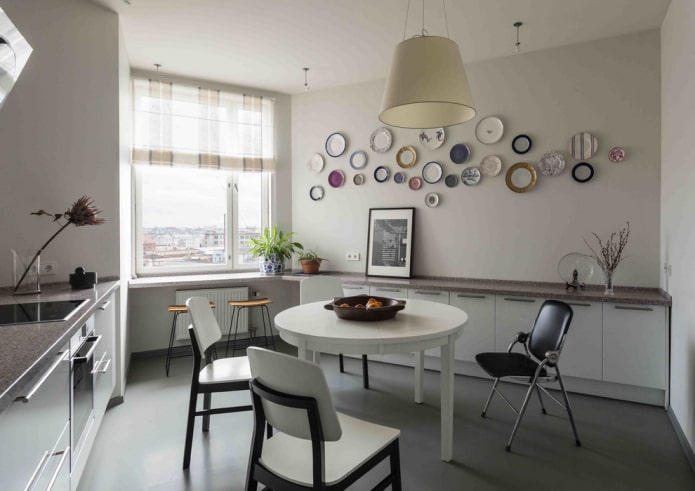 Assiettes et soucoupes murales dans la cuisine