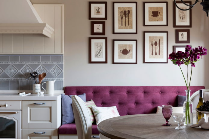 peintures sur le mur dans l'intérieur de la cuisine