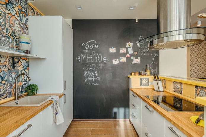ardoise murale dans la cuisine
