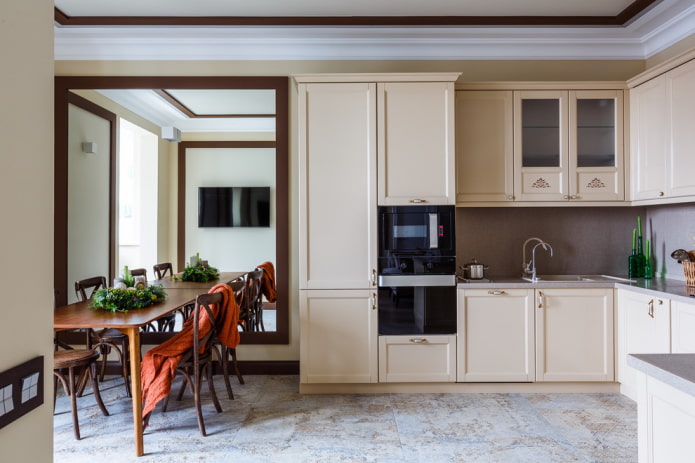 miroir mural dans une cuisine