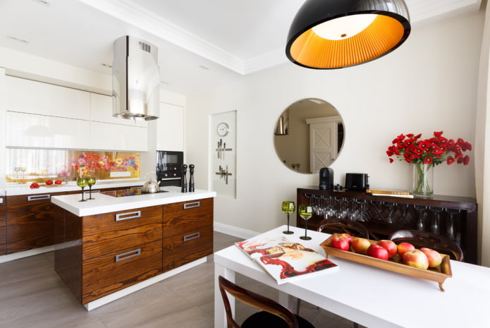 miroir mural dans une cuisine