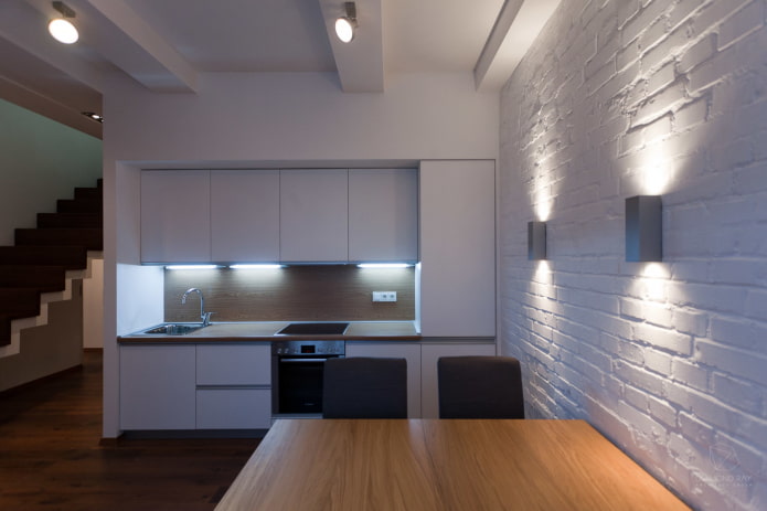 lampes sur le mur dans la cuisine