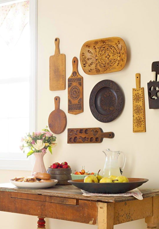 planches à découper sur le mur de la cuisine