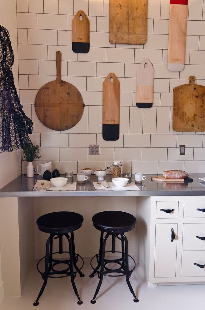 planches à découper sur le mur de la cuisine