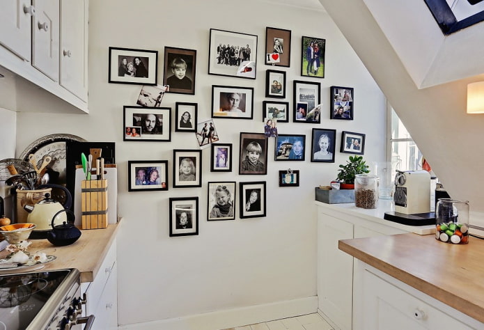 photos sur le mur dans l'intérieur de la cuisine