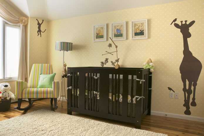 autocollants sur les murs à l'intérieur de la chambre de bébé