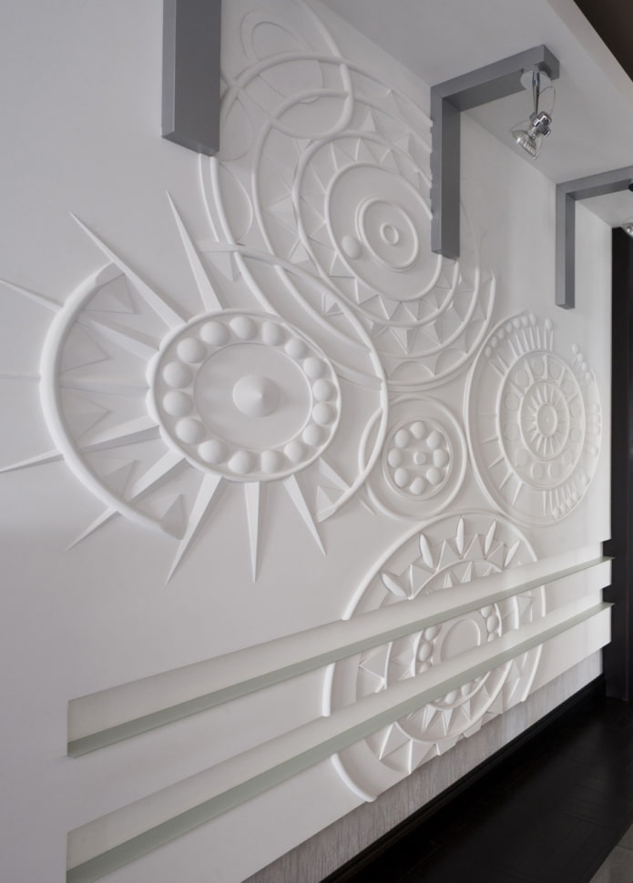moulures en stuc sur le mur à l'intérieur