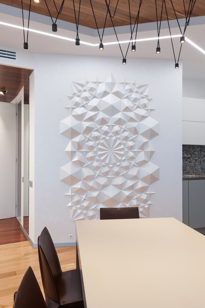 moulures en stuc sur le mur à l'intérieur