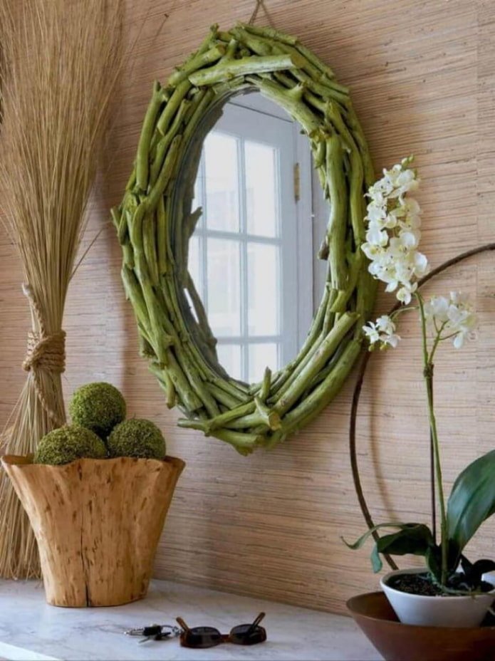 miroir décoré de branches d'arbre