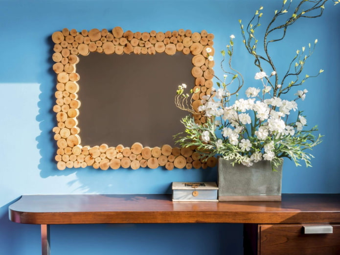 miroir décoré de coupes de bois
