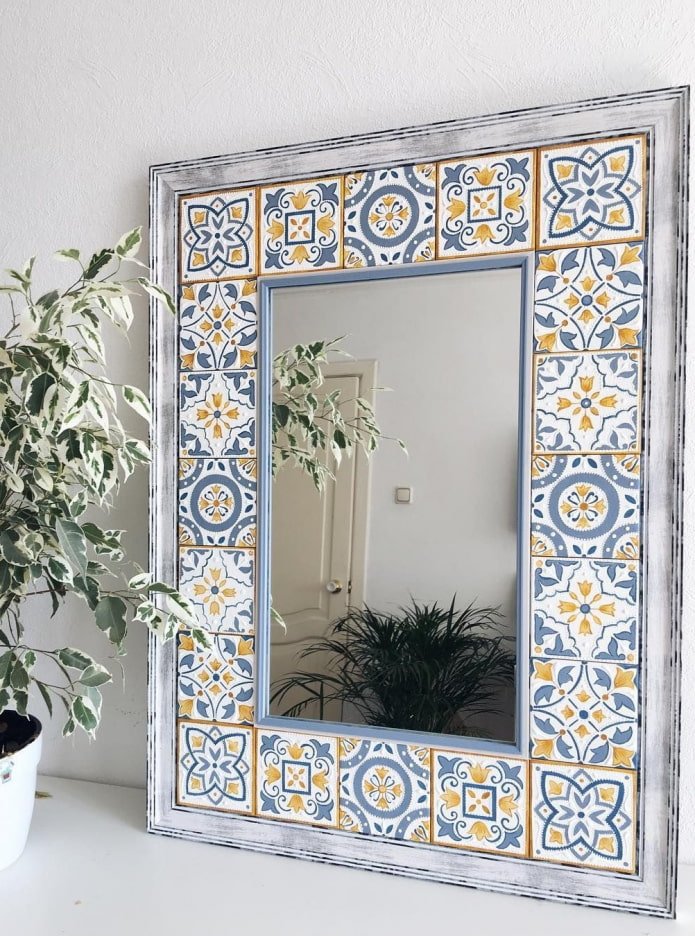 miroir décoré de carreaux 