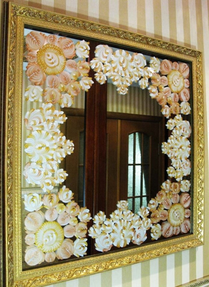 miroir décoré de peinture
