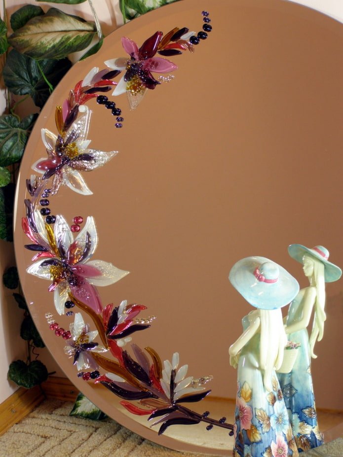 miroir décoré de peinture