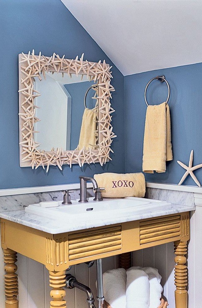 décoration de produit miroir dans la salle de bain
