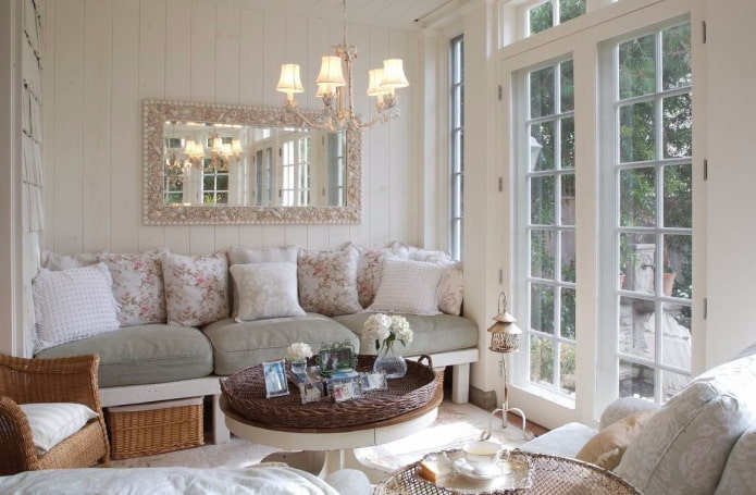 Décoration miroir dans le style provençal