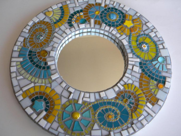 miroir décoré de verre brisé