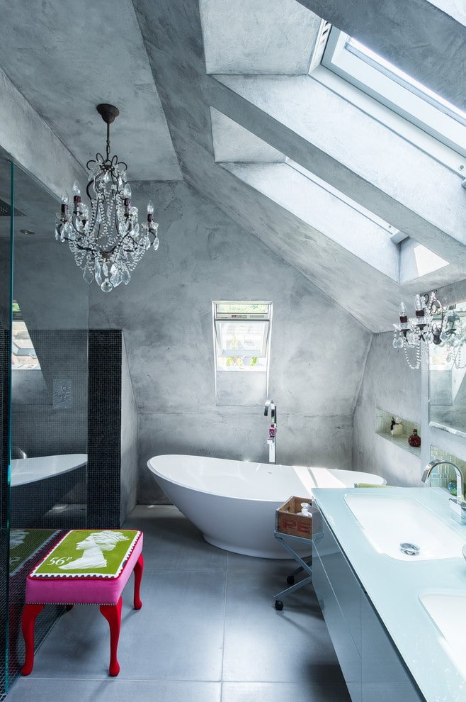 Plâtre au plafond dans la salle de bain