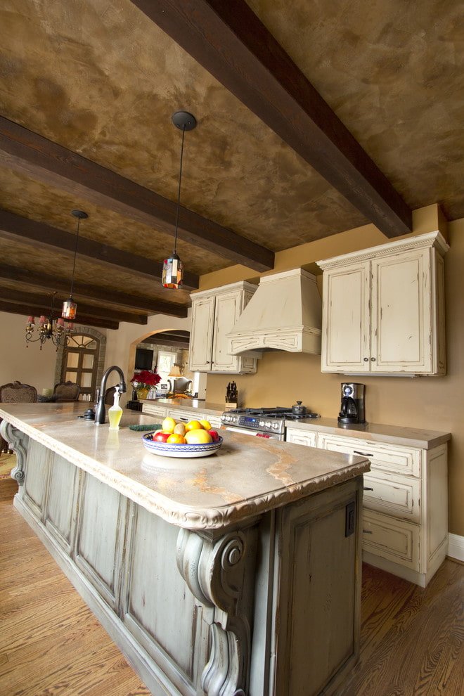 Plâtre au plafond dans la cuisine