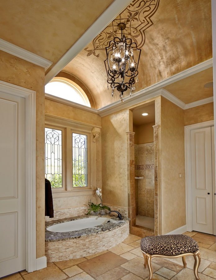 Plâtre au plafond dans la salle de bain