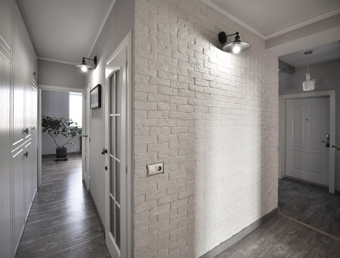 plâtre imitation brique dans l'intérieur du couloir