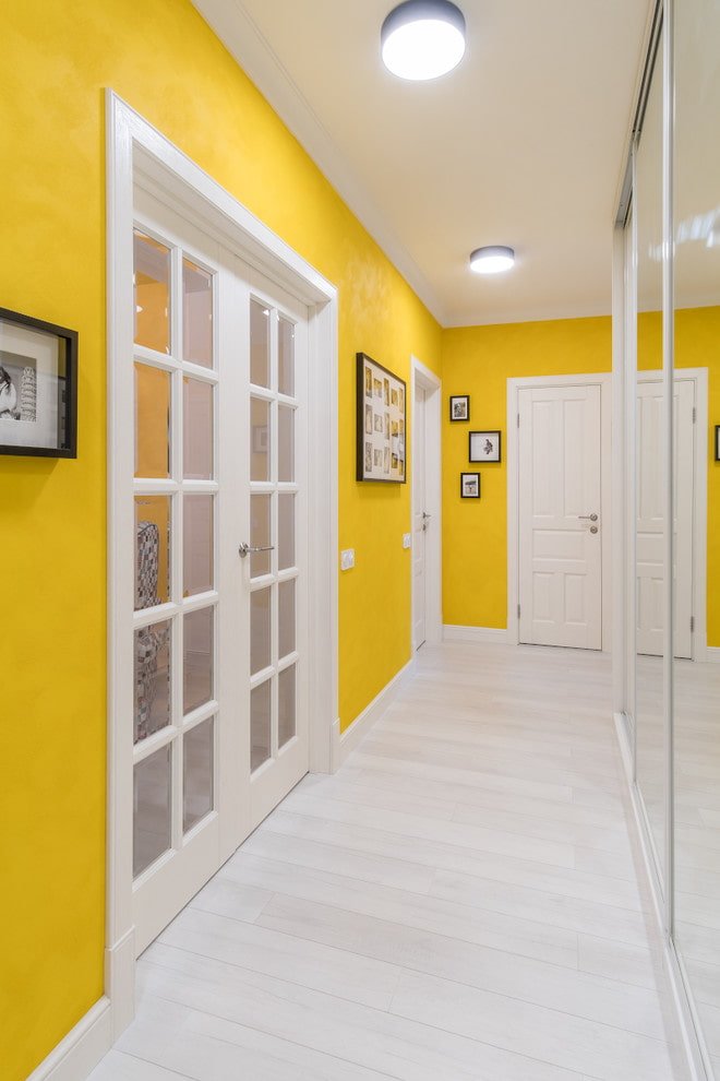 plâtre jaune dans un couloir